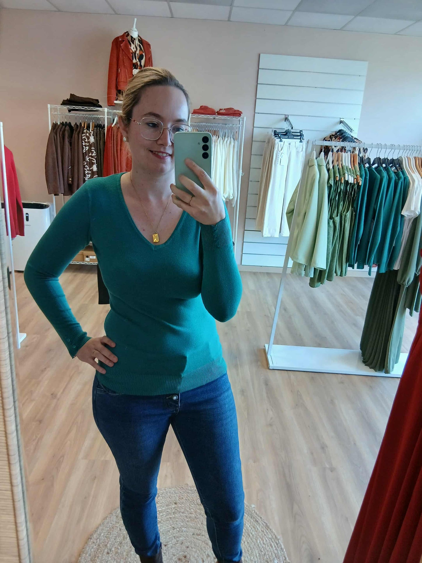 Femme portant pull ADELE bleu pétrole col V cachemire élégant