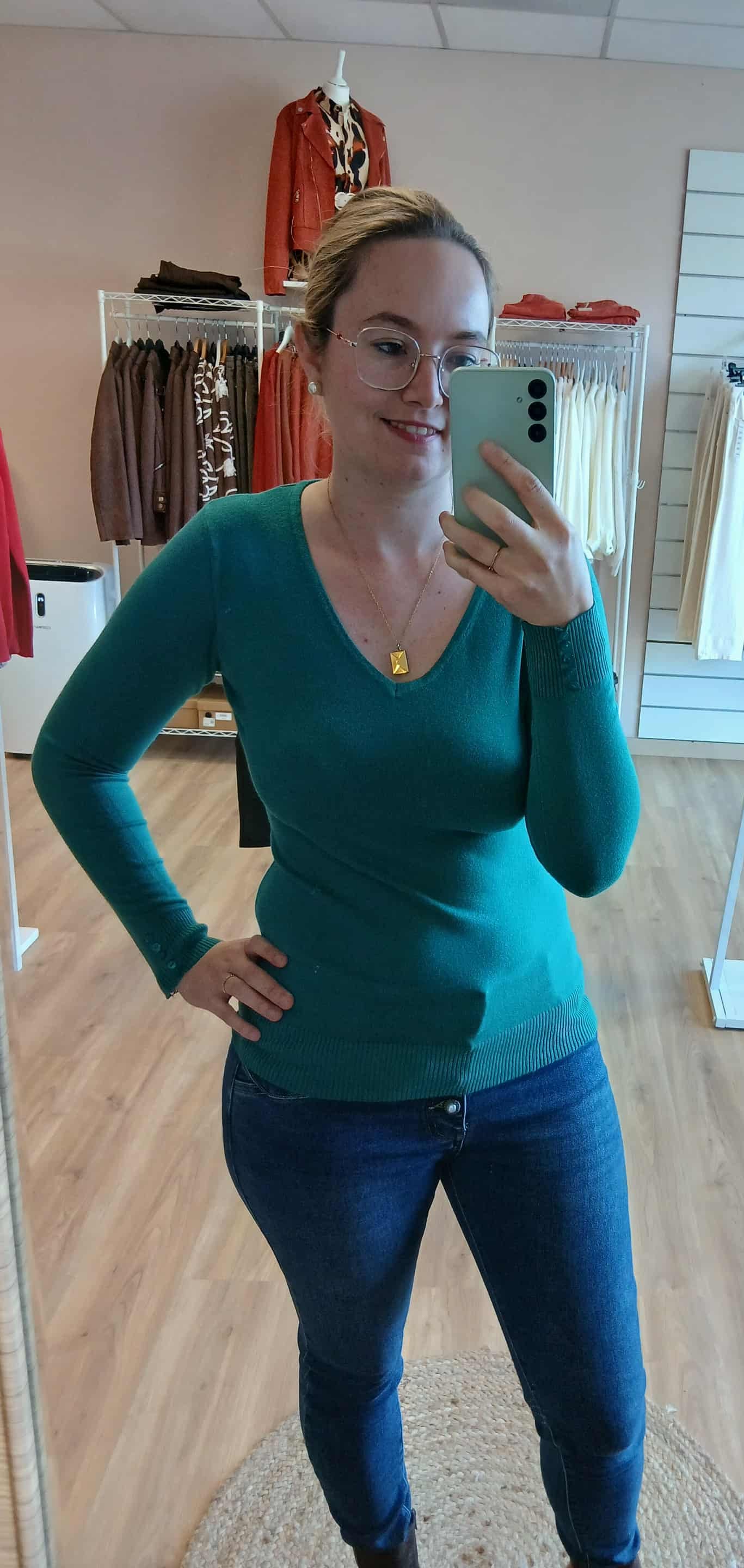 Femme portant pull ADELE bleu pétrole col V cachemire élégant