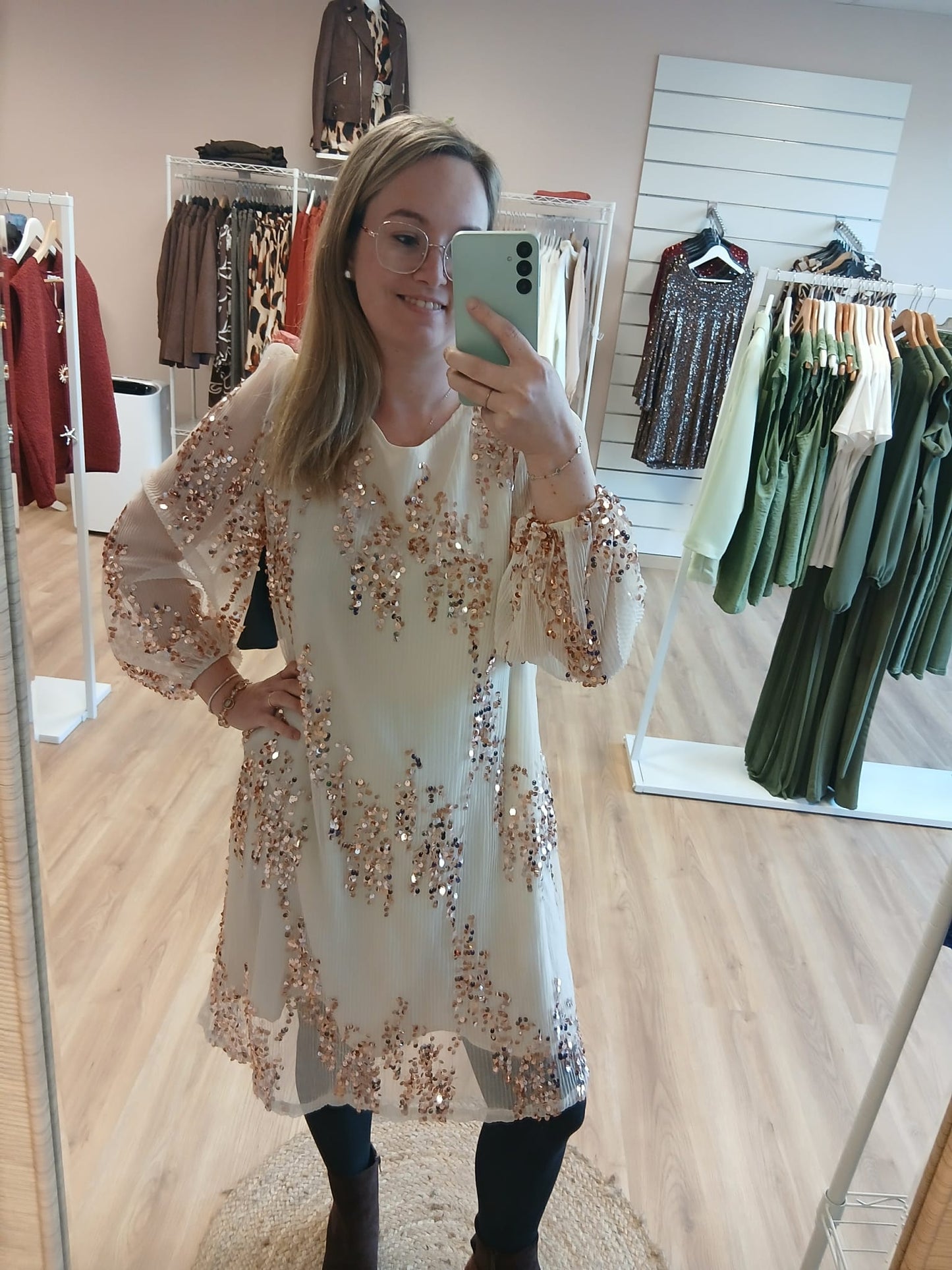 Détail manches transparentes robe Karla champagne raffinée