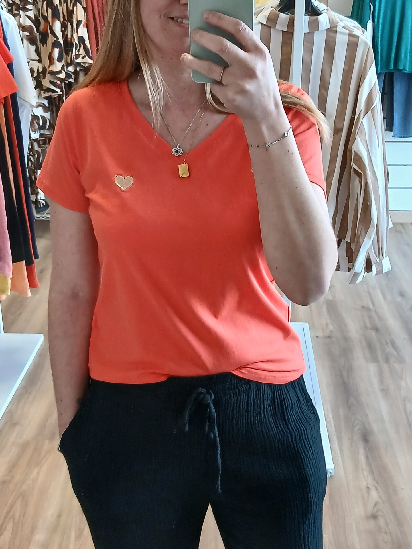 Tee-shirt Capucine Col V Cœur Brodé - Orange Doré Les tendances d'Axelya