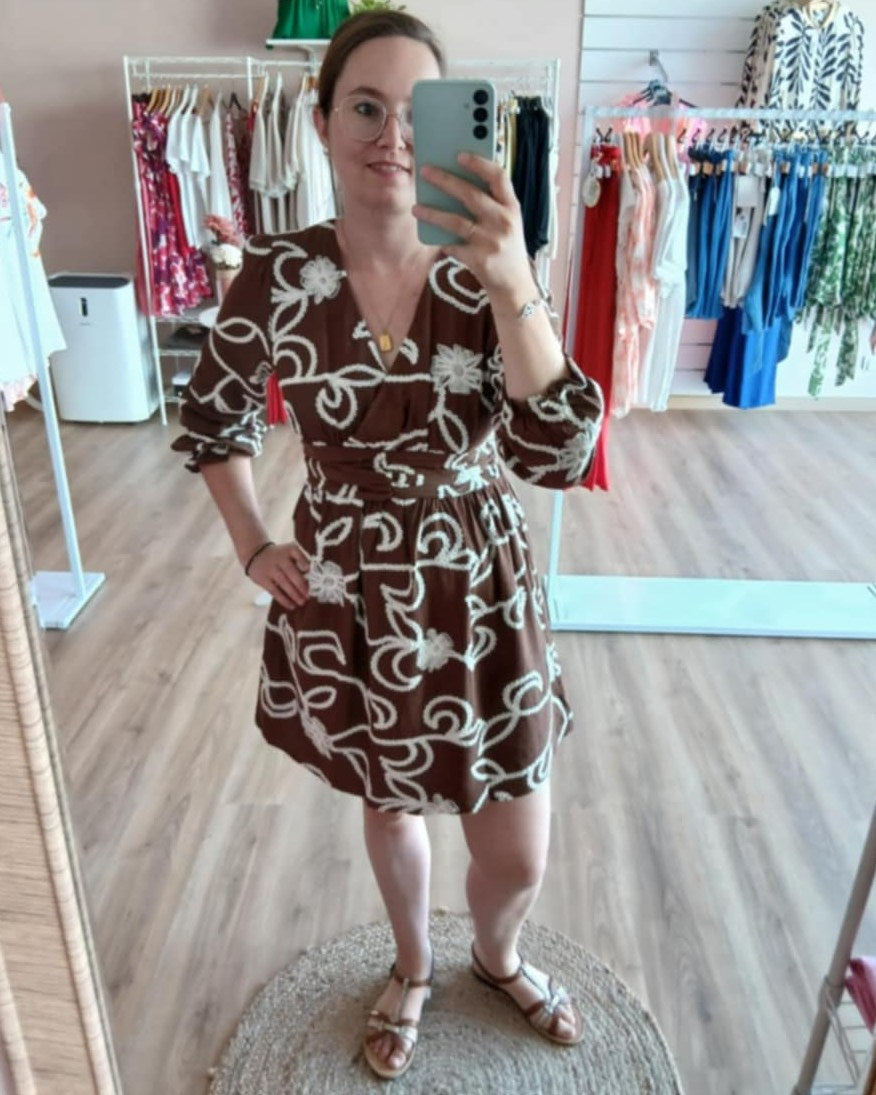 Robe MATHILDA femme chocolat broderies blanches florales col V