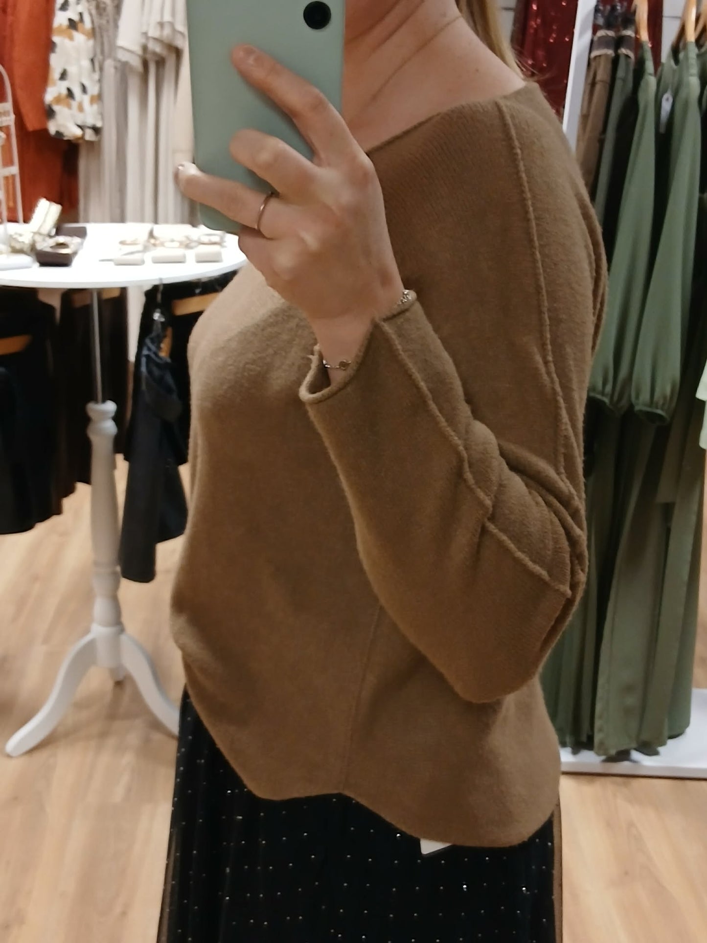 Femme portant pull Maho camel col V grosse maille casual chic