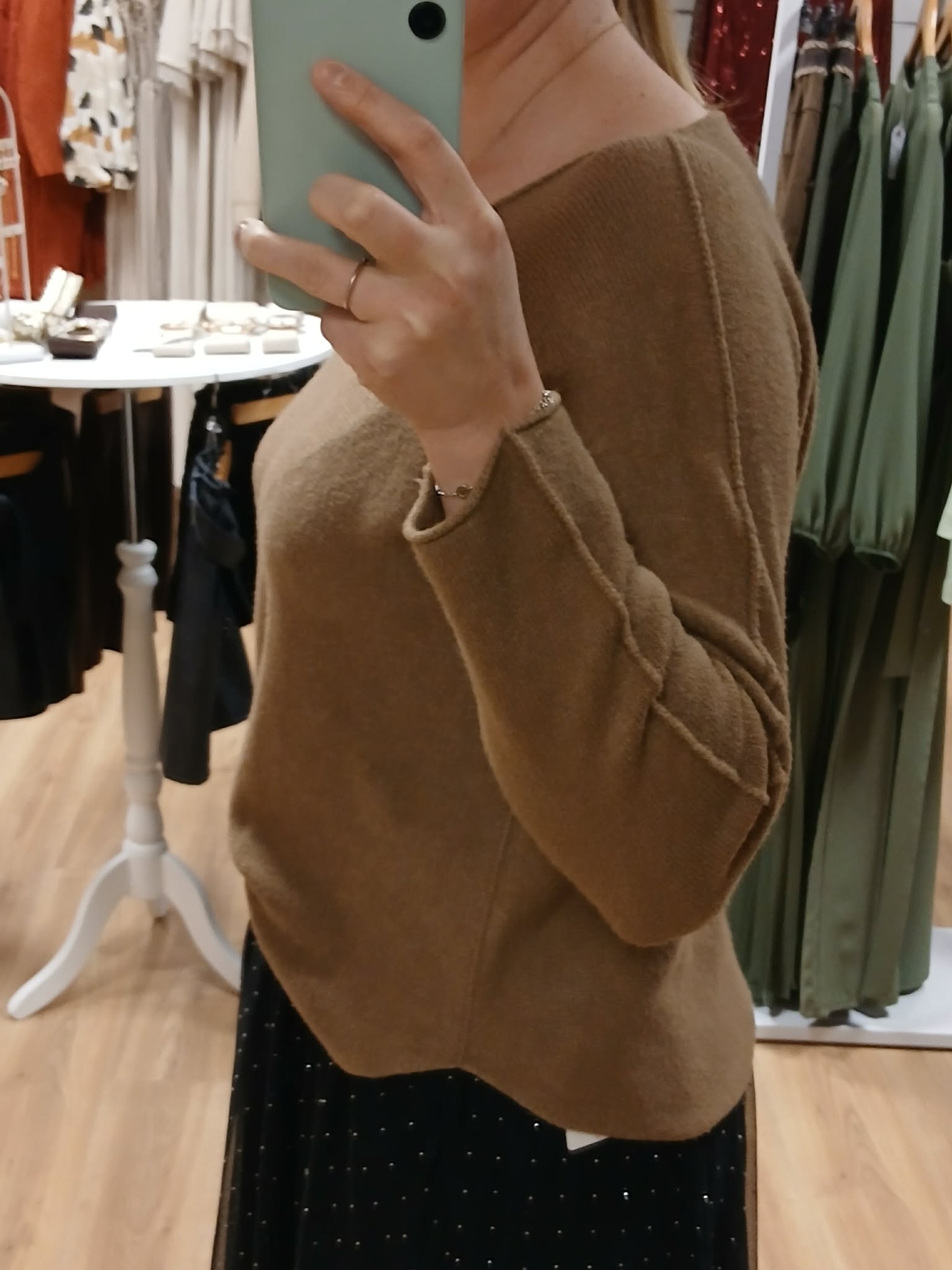 Femme portant pull Maho camel col V grosse maille casual chic