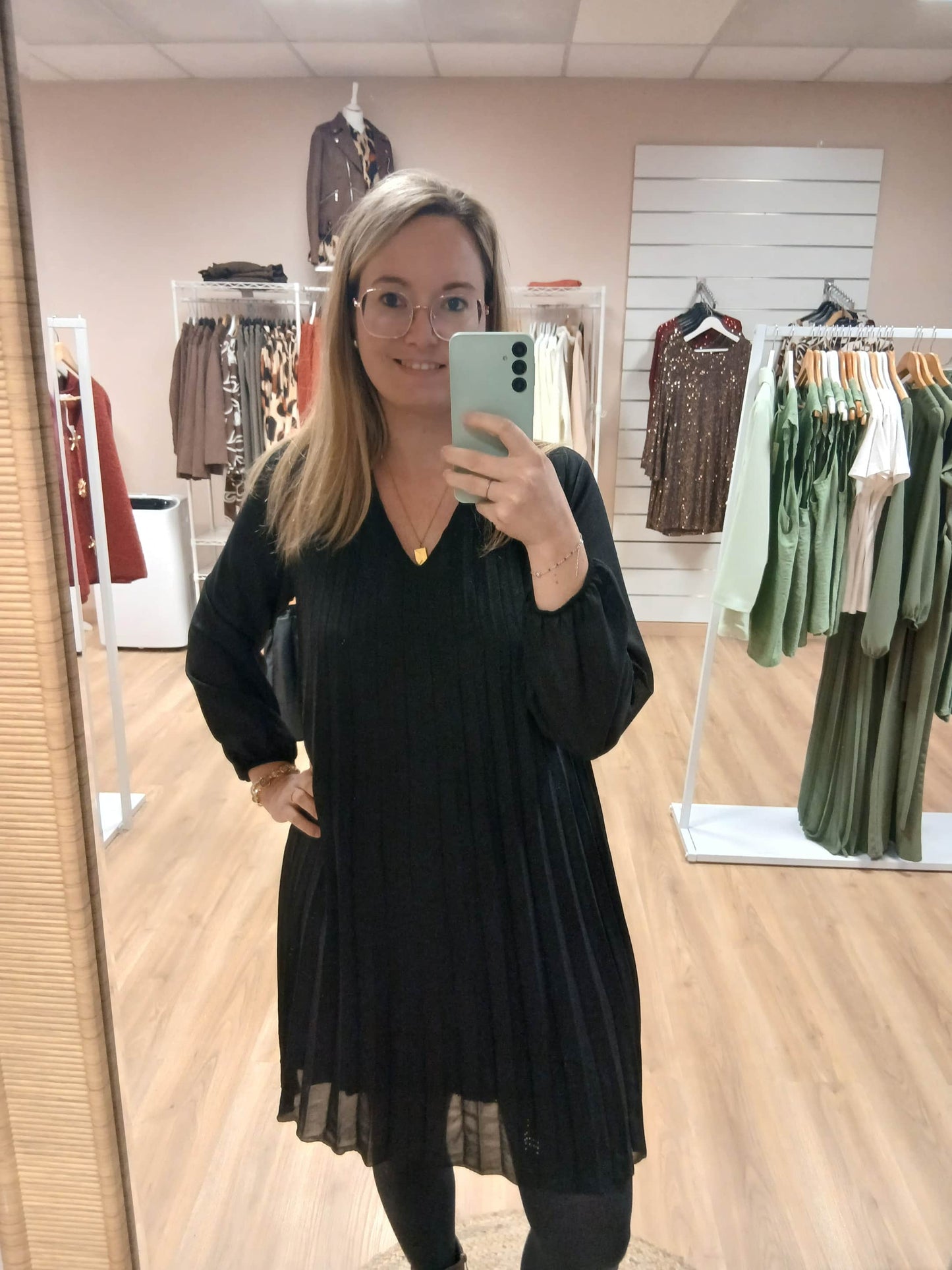 Femme portant robe Joana chic confortable casual élégant