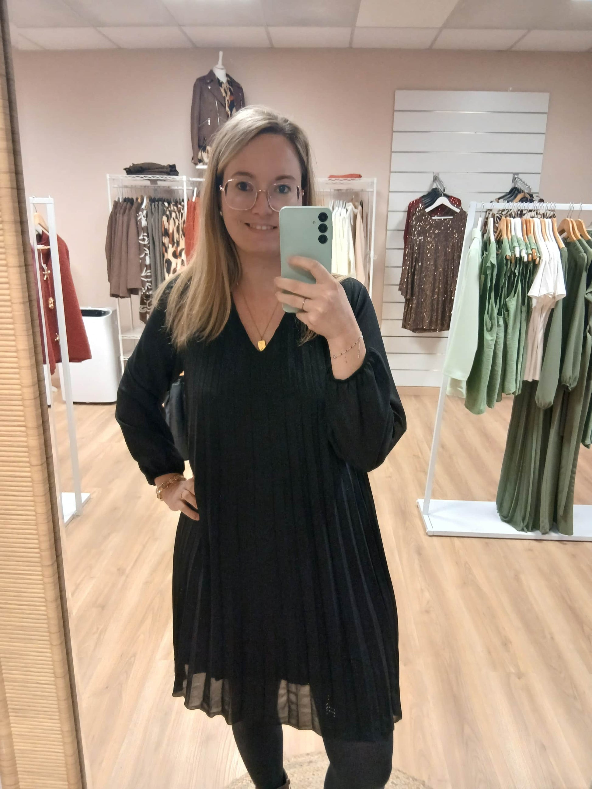 Femme portant robe Joana chic confortable casual élégant