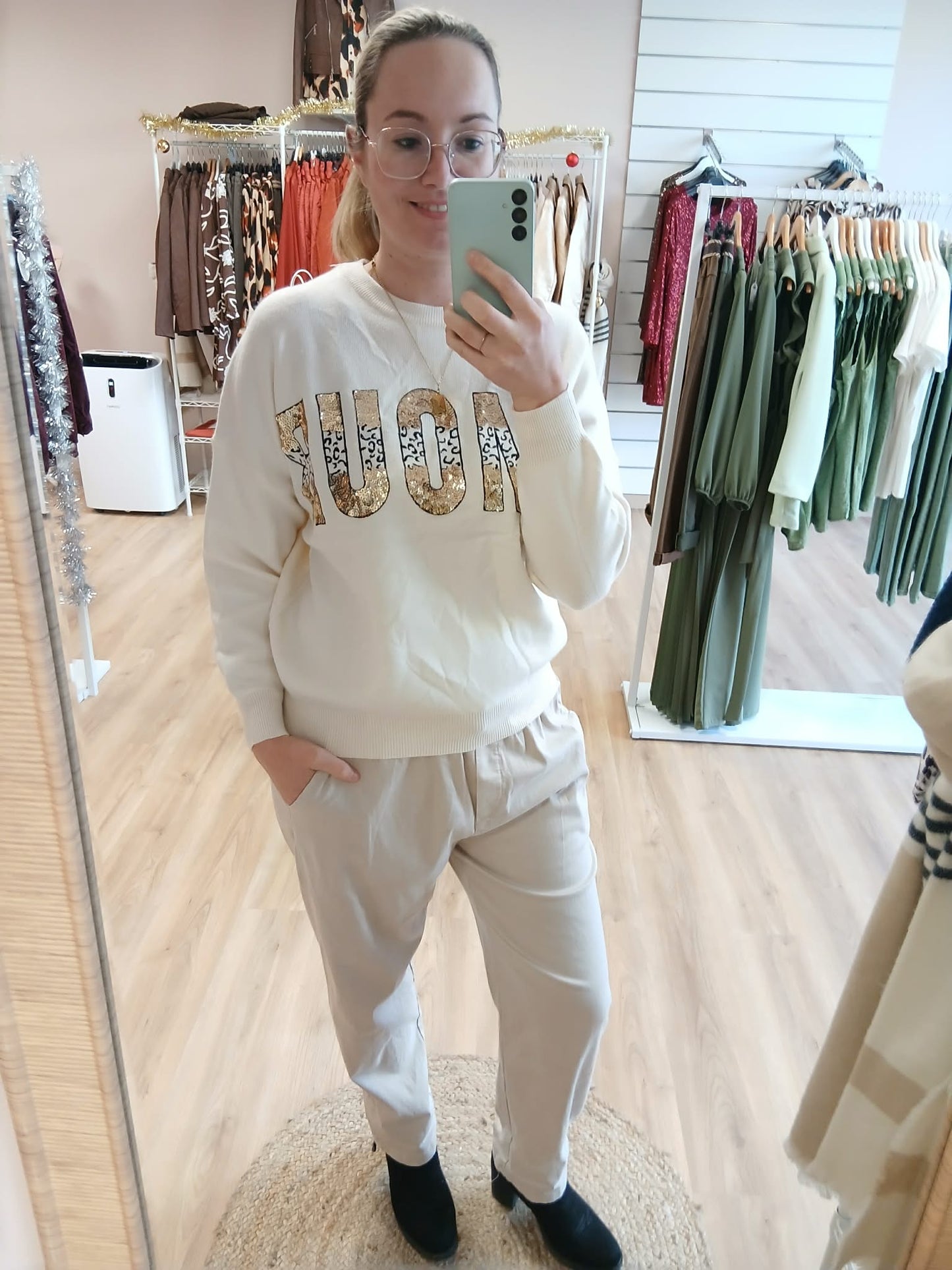 Détail motif AMOUR sequins brillants pull Aurélien