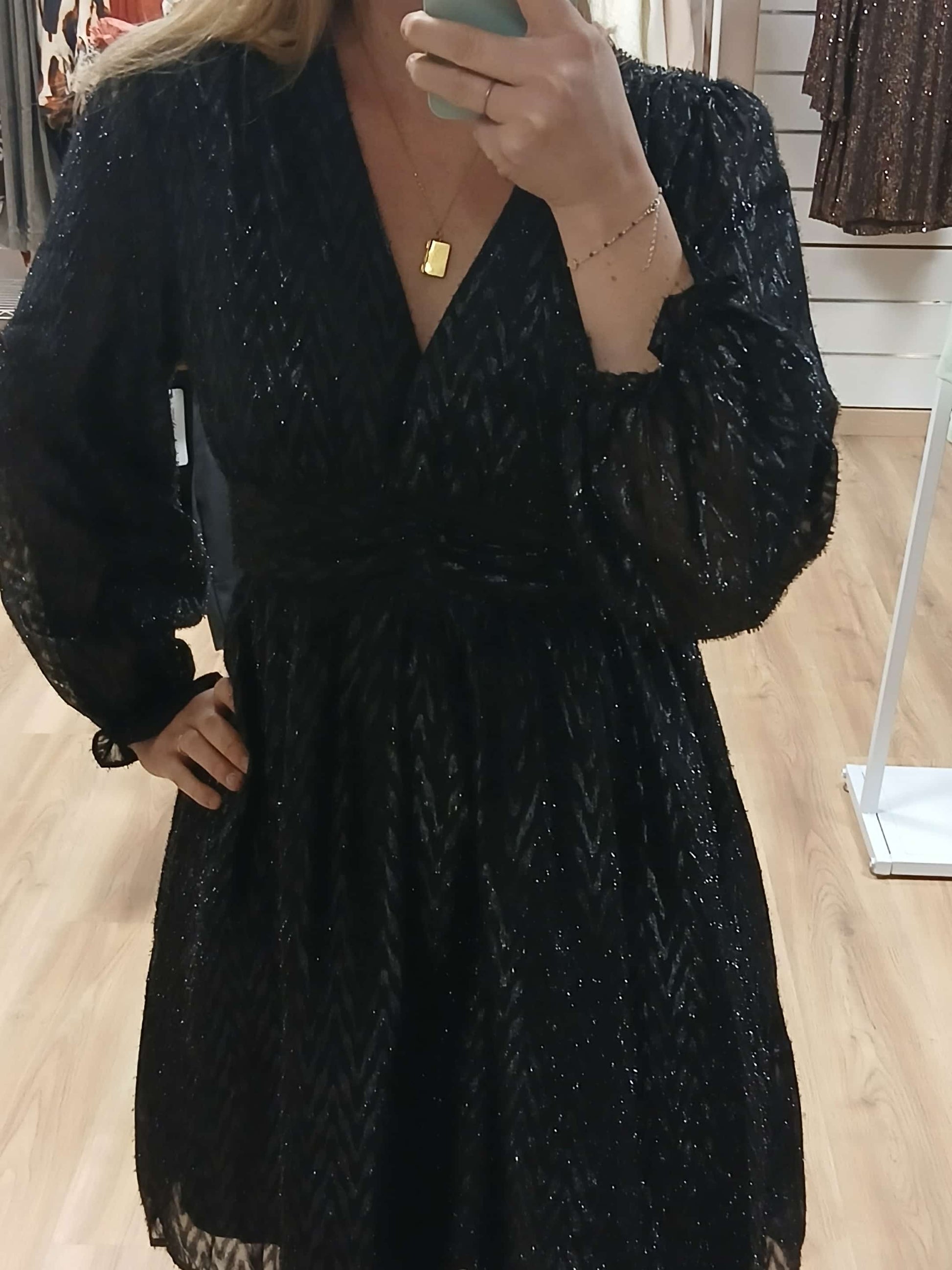 Détail coupe robe Thea femme fluide élégante