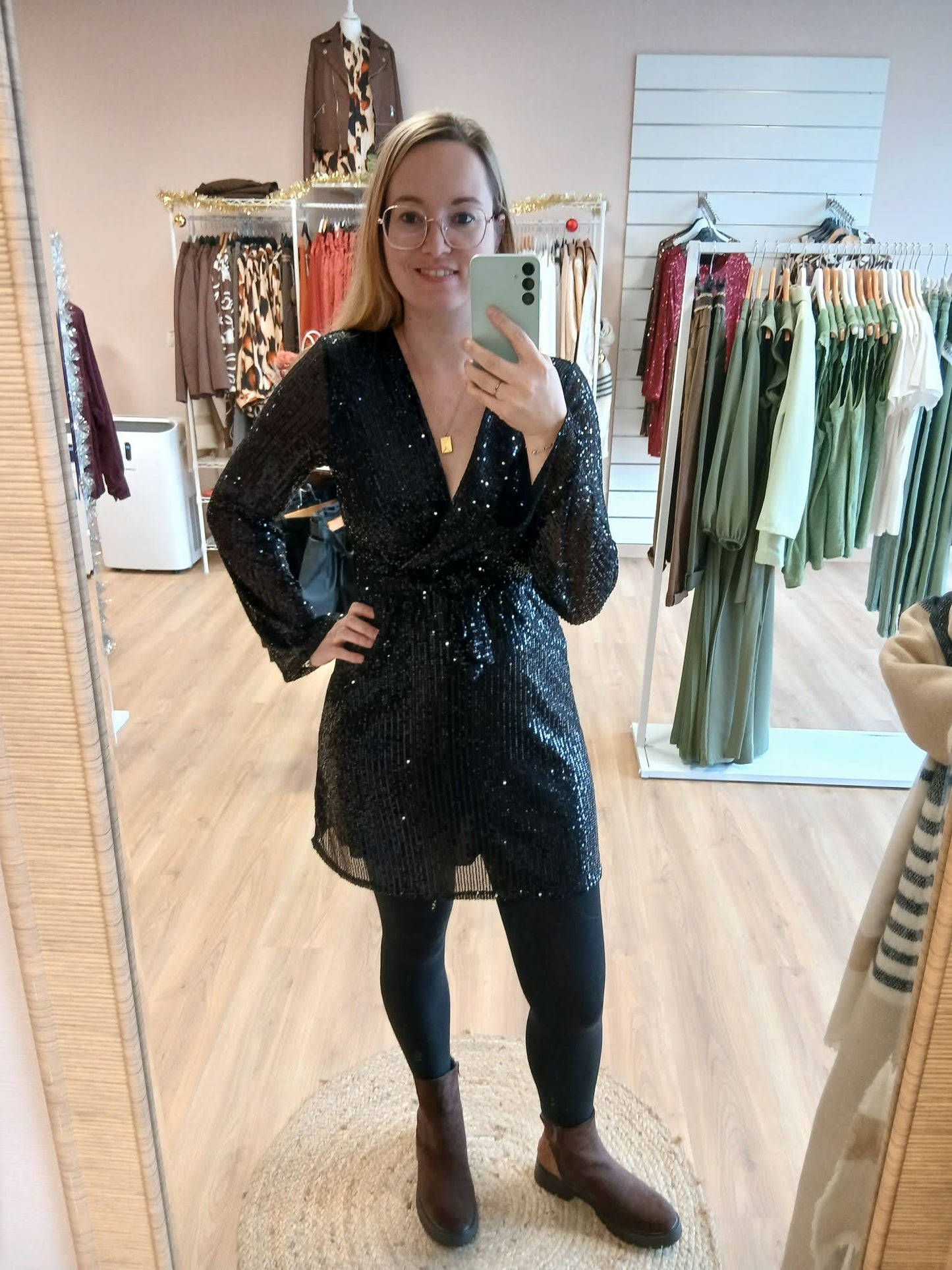 Robe Lara noire sequins col V courte soirée femme élégante