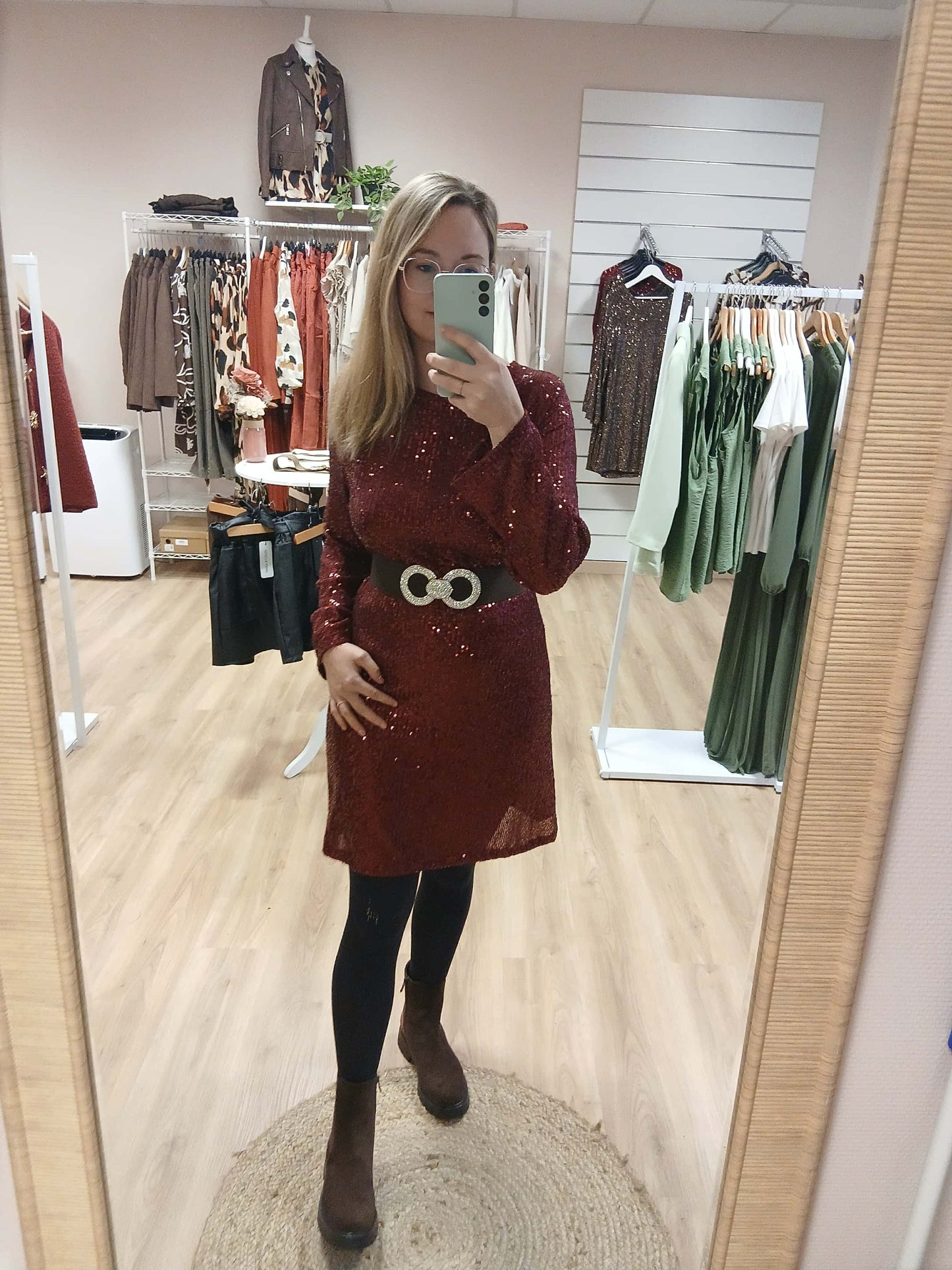 Vue profil robe Kelly femme élégante tendance