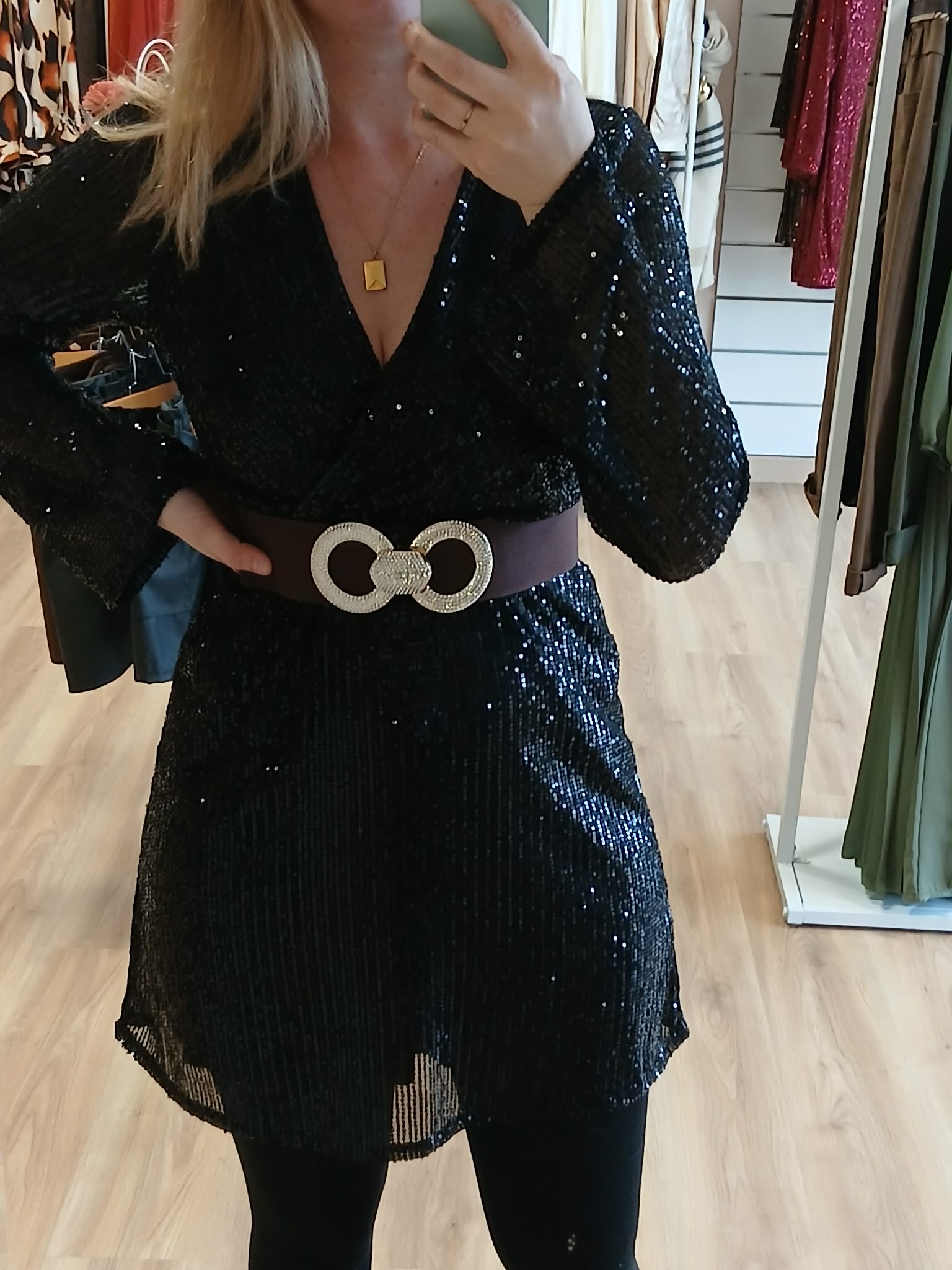 Détail sequins brillants robe Lara noire glamour soirée