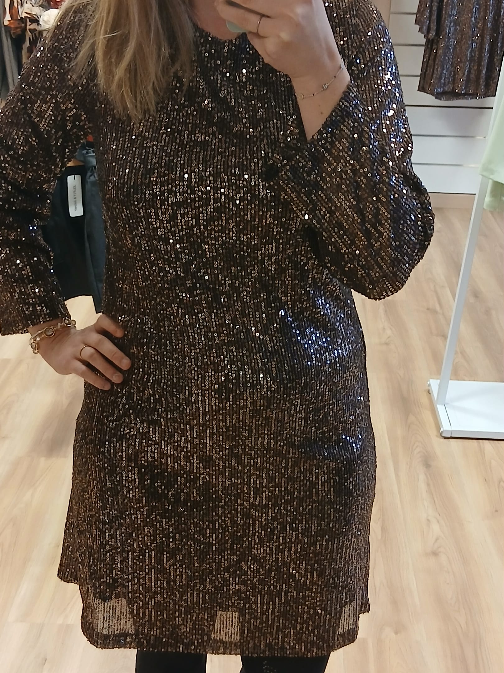 Vue de face robe Kelly femme coupe moderne sophistiquée