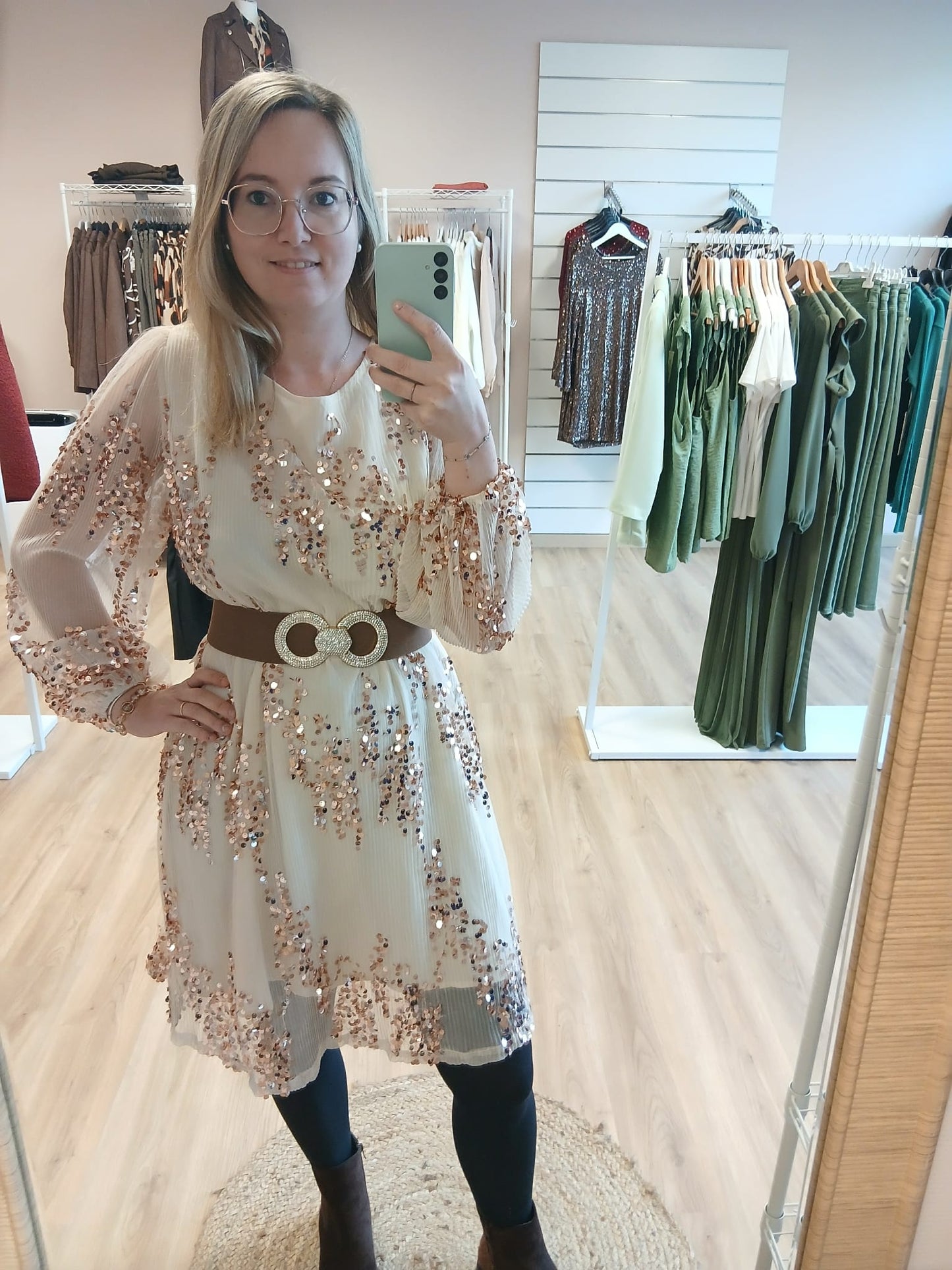 Vue profil robe Karla champagne sequins courte glamour