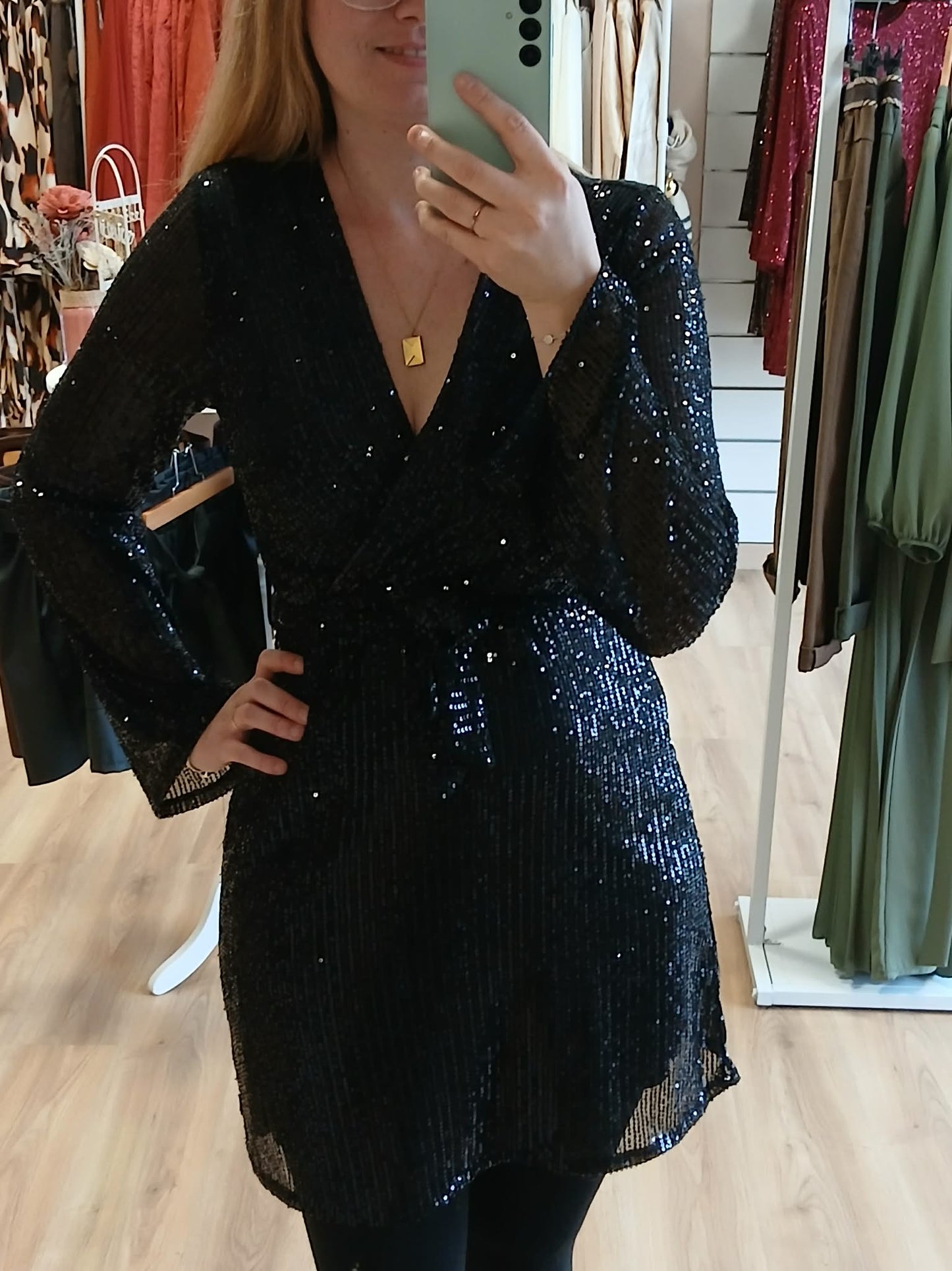 Femme portant robe Lara noire sequins col V soirée cocktail