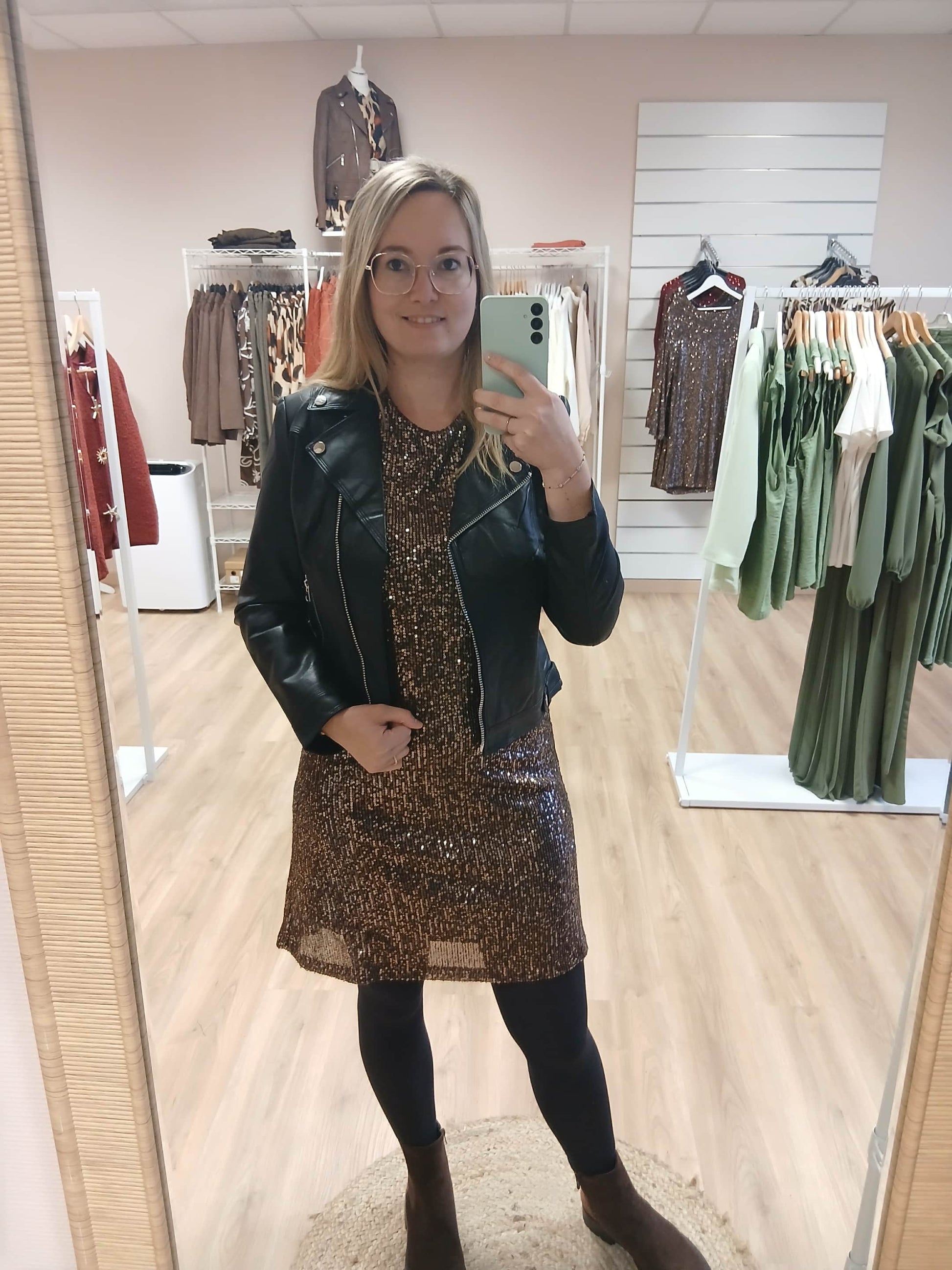 Femme portant robe Kelly moderne élégante chic