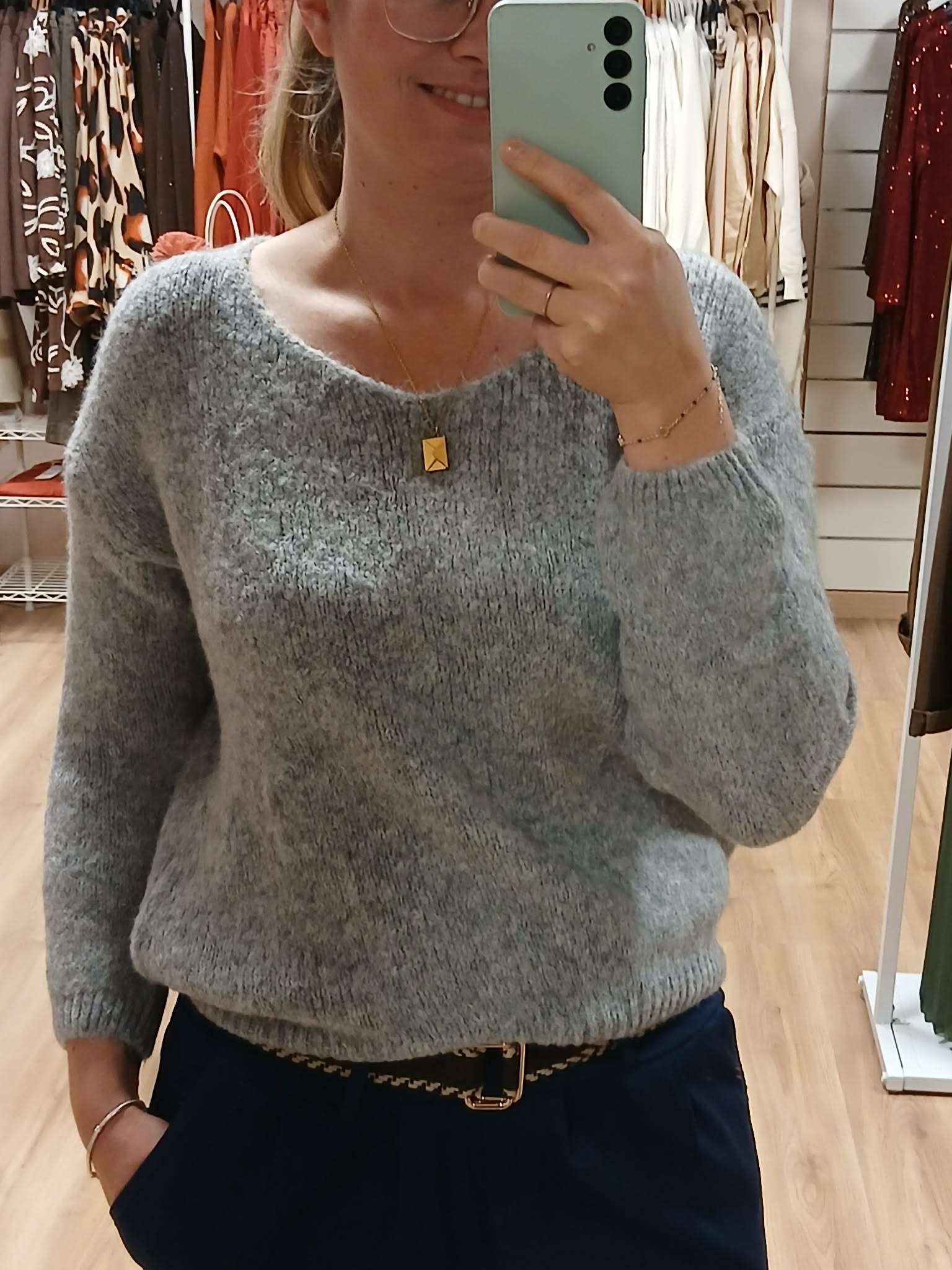 Vue profil pull Odelia femme gris col V grosse maille soldes 2026
