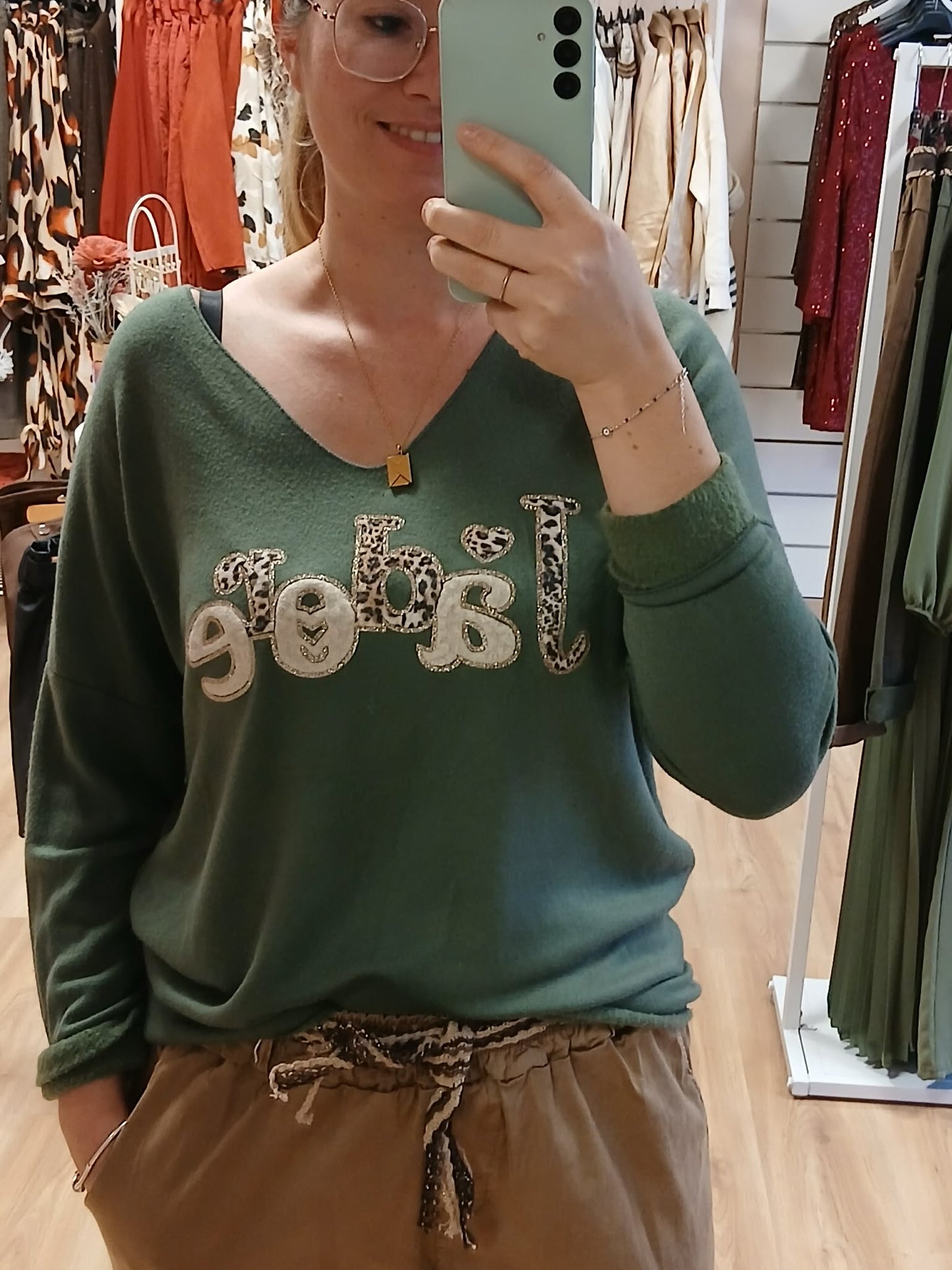 Vue profil pull Jade femme vert kaki  coupe flatteuse