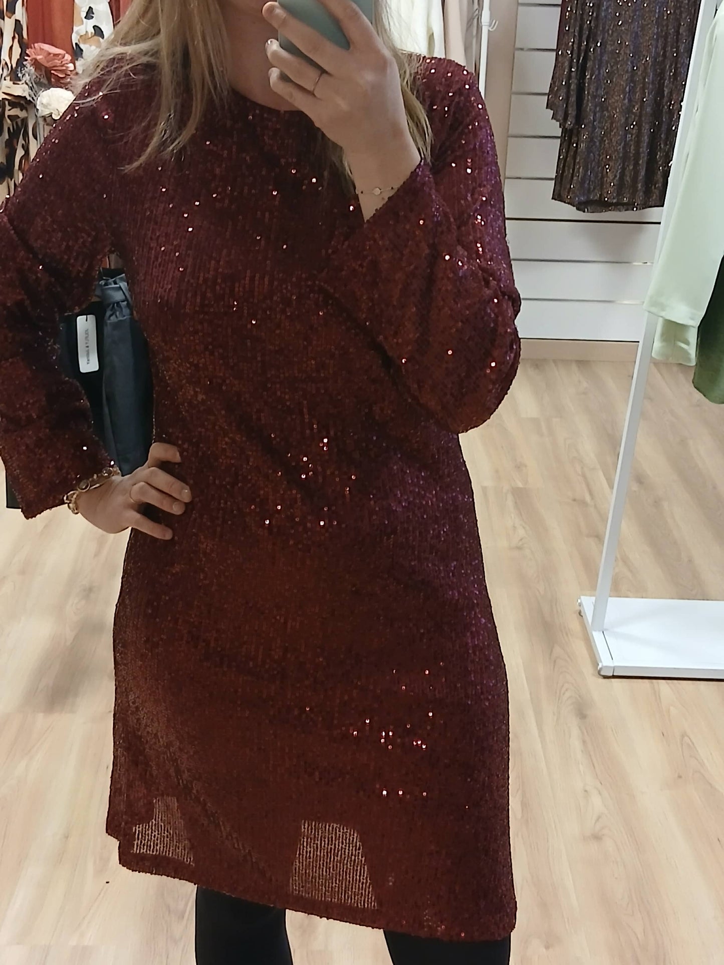 Détail design robe Kelly femme contemporaine