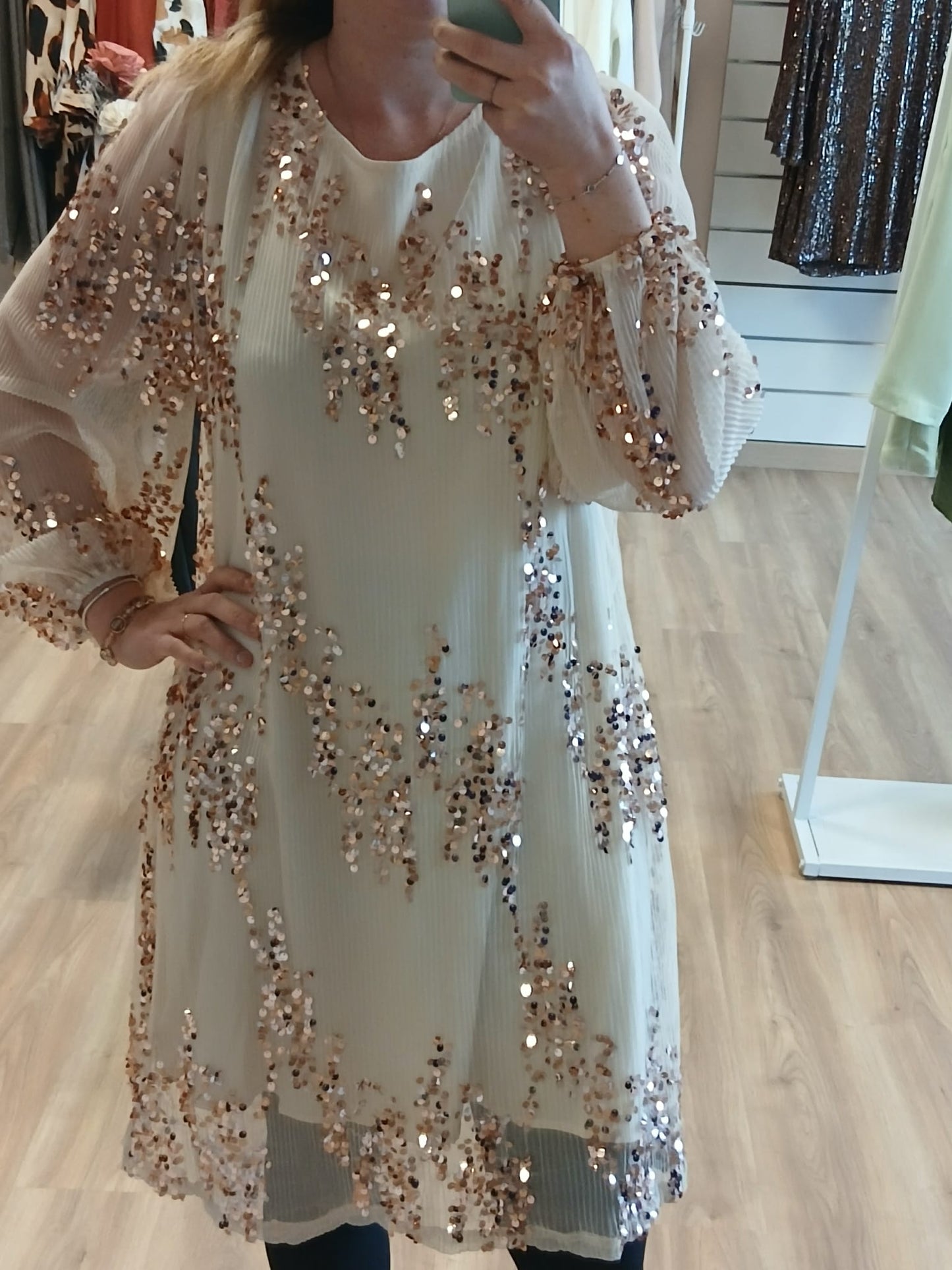 Détail sequins scintillants robe Karla champagne glamour