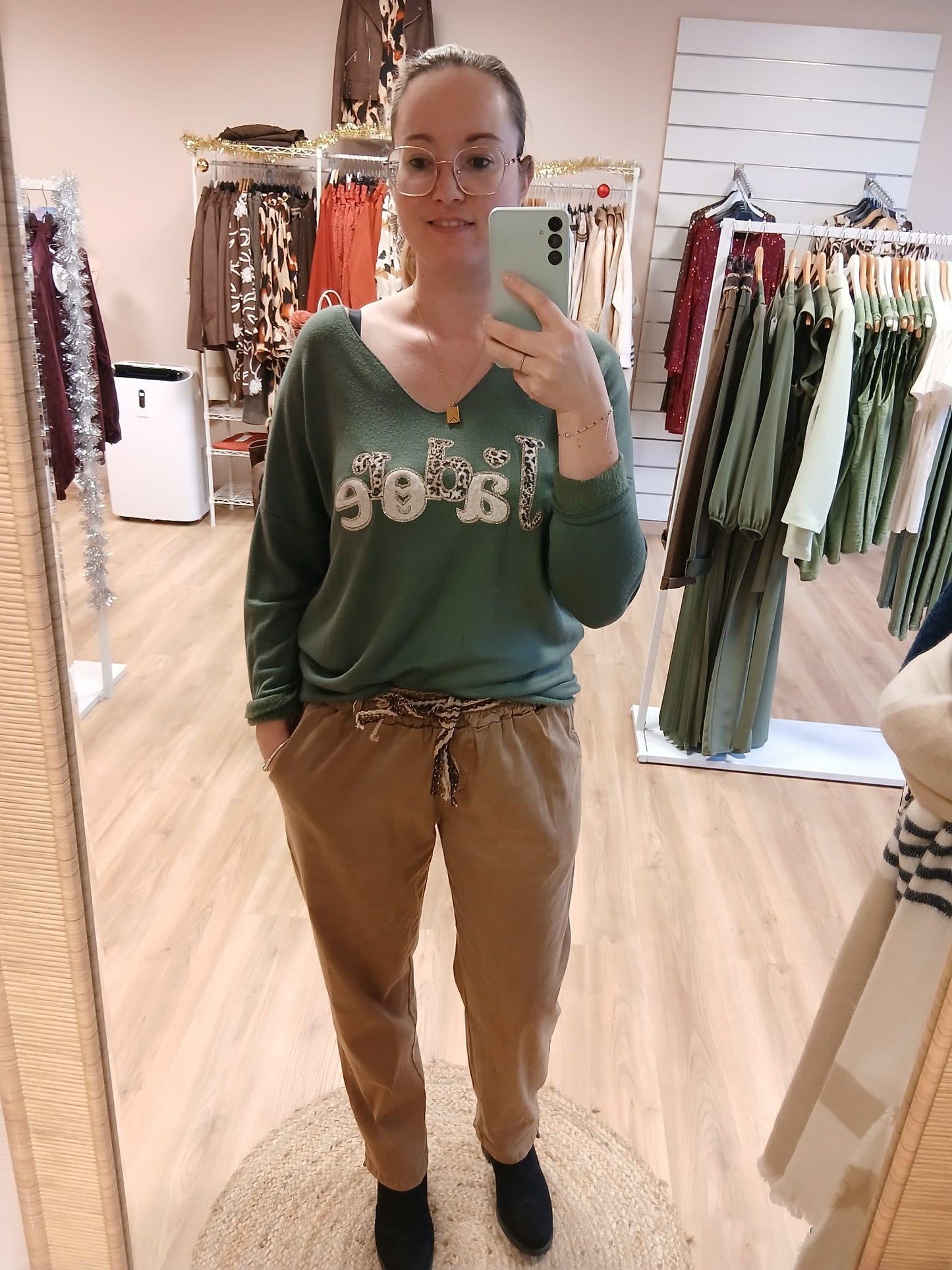 Femme portant pull Jade vert kaki doux casual chic