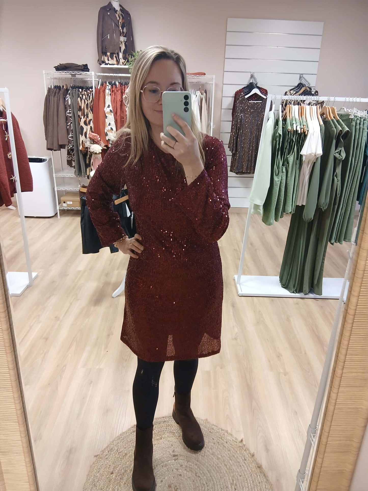 Femme portant robe Kelly noire col V manches longues soldes 2026
