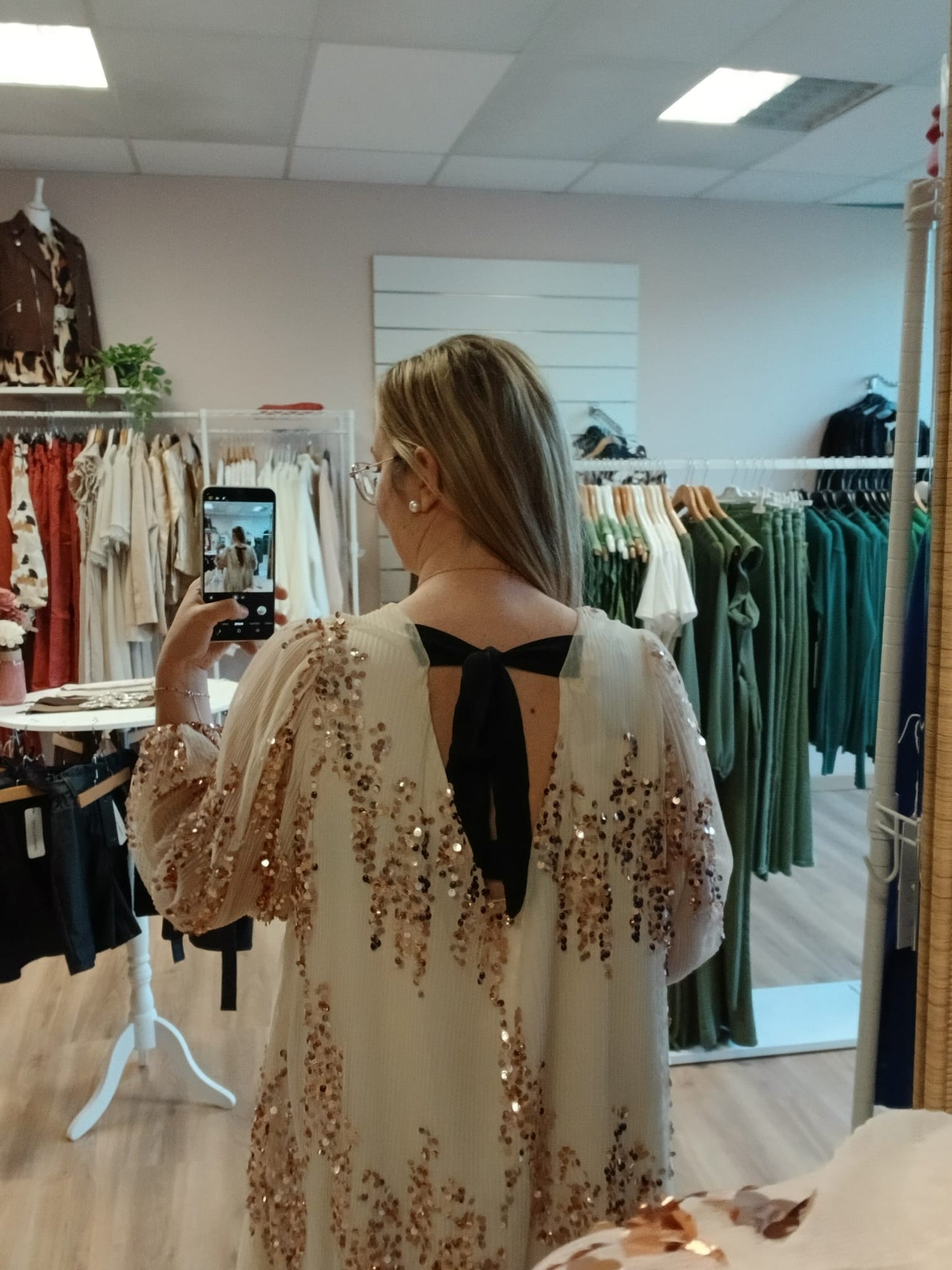 Détail nœud à nouer dos robe Karla champagne élégante