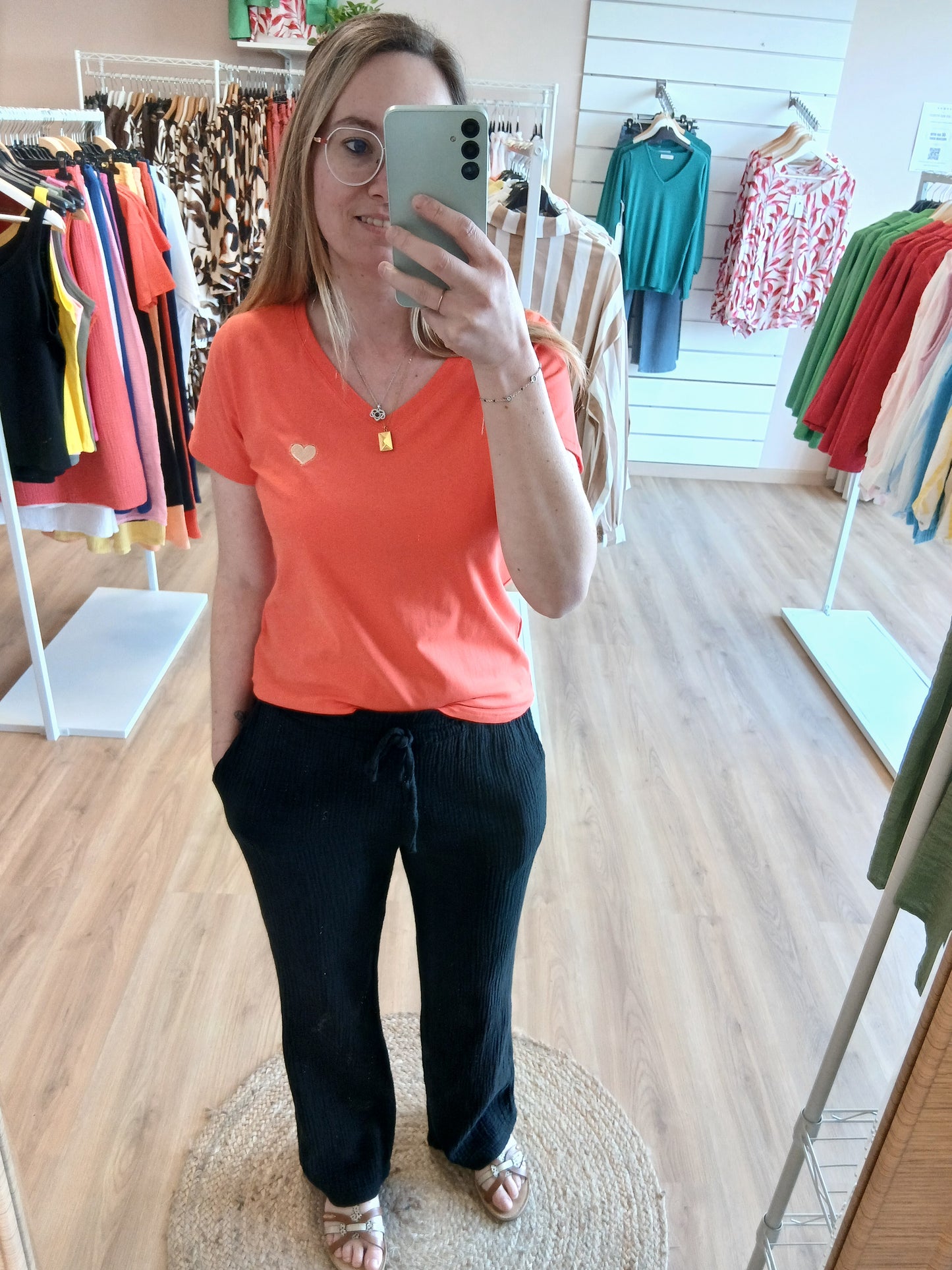 Tee-shirt Capucine Col V Cœur Brodé - Orange Doré Les tendances d'Axelya