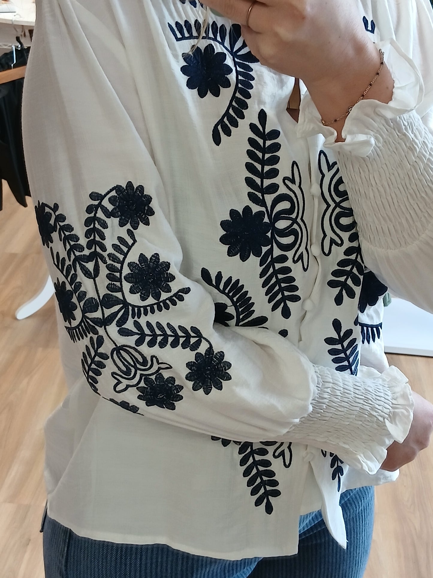 Chemise Iris Brodée Fleurie Bleu Marine Femme - Viscose Premium